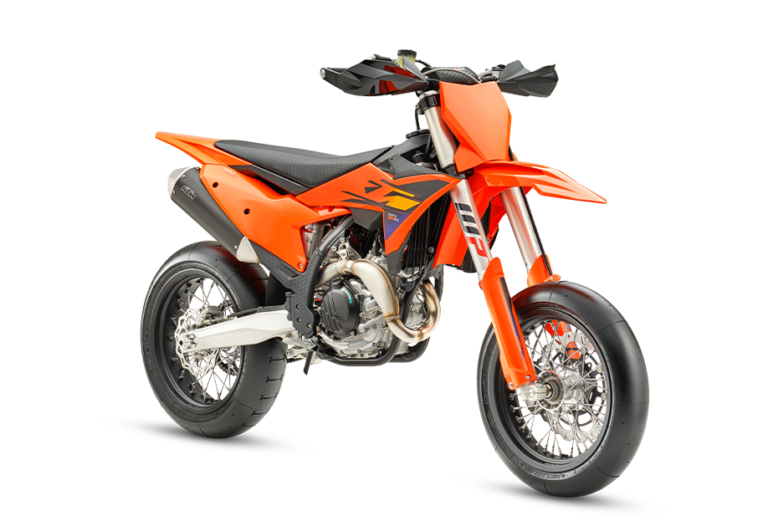 PHO BIKE PERS REVO KTM supermoto 450 smr right front view studio image SALL AEPI V1