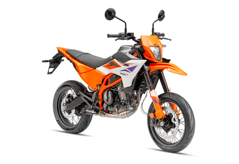 Home 12 PHO BIKE PERS REVO Supermoto KTM 2025 390 smc r orange front right image SALL AEPI V1